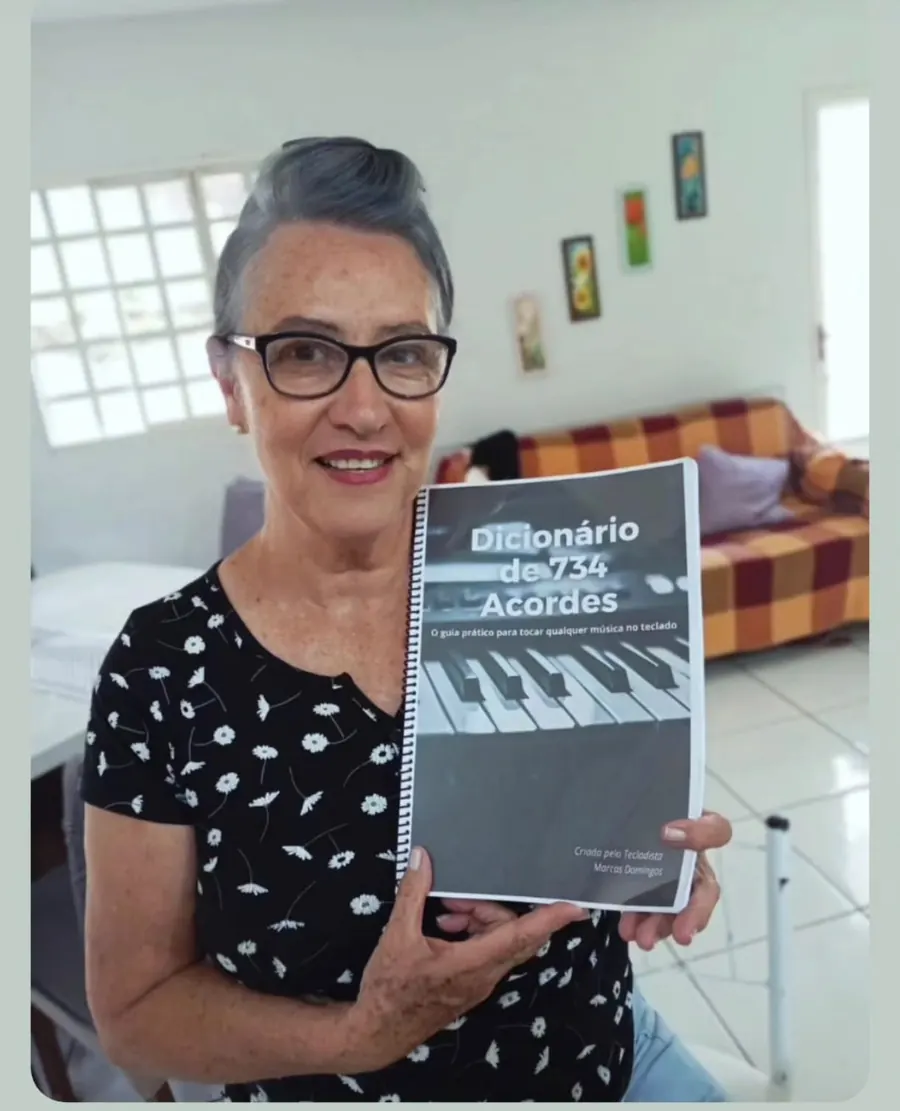 Cliente mostrando o Dicionário de 734 Acordes