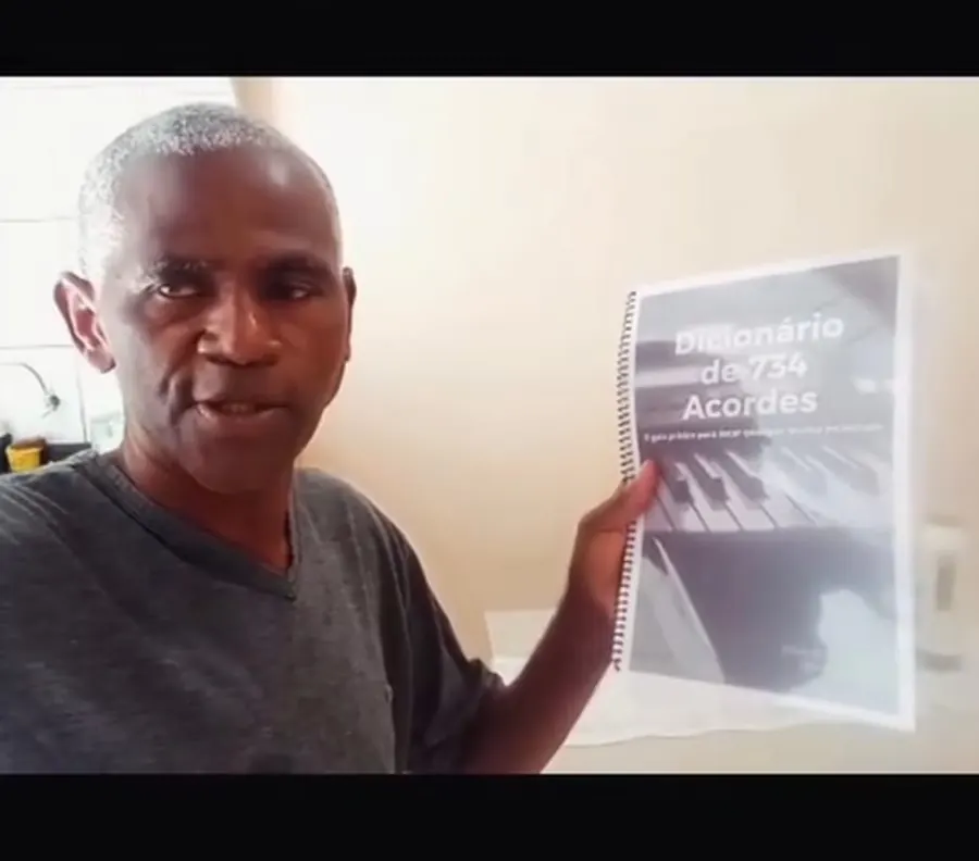 Cliente mostrando a apostila recebida