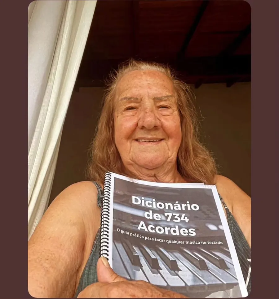 Cliente da melhor idade mostrando o Dicionário de 734 Acordes