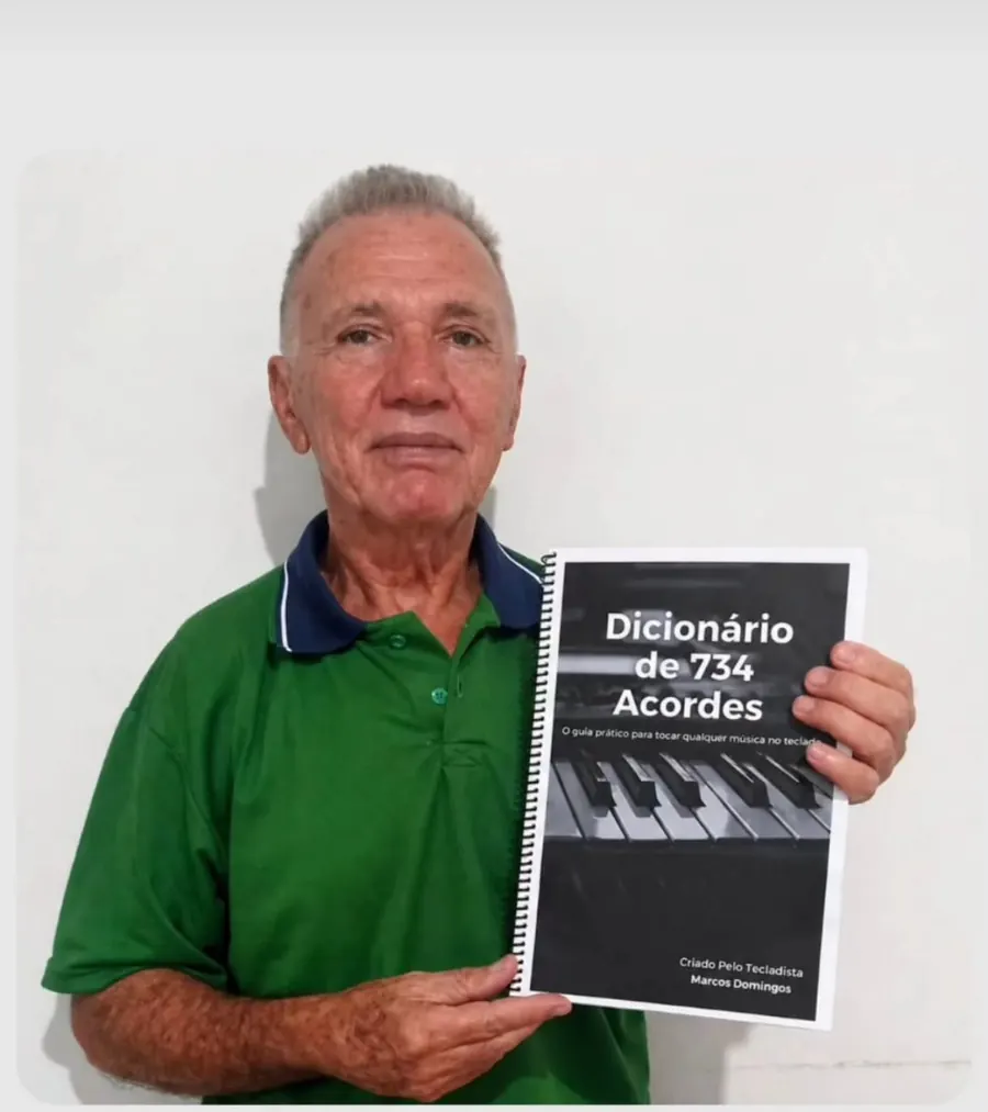 Cliente mostrando o Dicionário de 734 Acordes